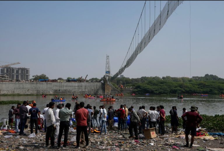 Κατάρρευση πεζογέφυρας στην Ινδία: Τουλάχιστον 135 νεκροί -‘Eρευνες για 3η ημέρα