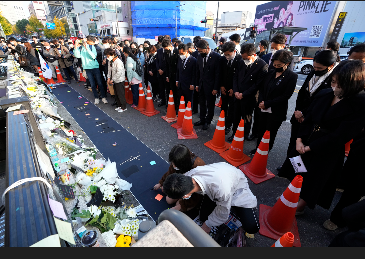 Ν. Κορέα -Ποδοπάτημα: «Συγγνώμη» από Πολιτιτεία και αστυνομία – Φουντώνει η οργή για τους 156 νεκρούς