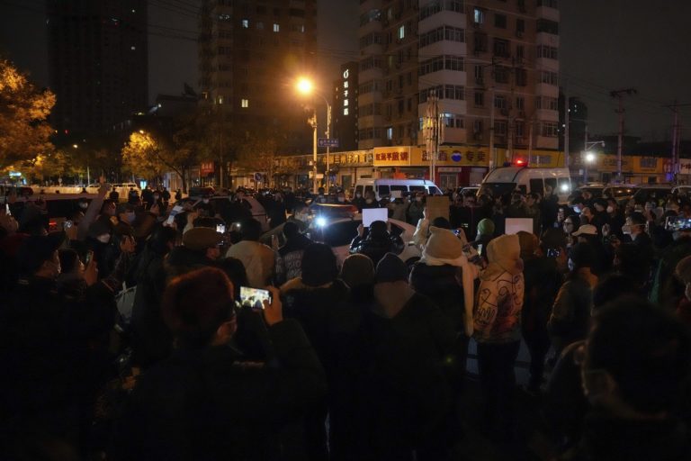 ΗΠΑ: Ο Τζο Μπάιντεν «παρακολουθεί στενά» τις διαδηλώσεις στην Κίνα για τα περιοριστικά μέτρα