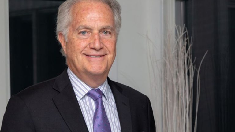 «Οι εξαιρετικοί Έλληνες», το βιβλίο του Άντριου Μανάτου, ιδρυτή και προέδρου του OXI Day Foundation