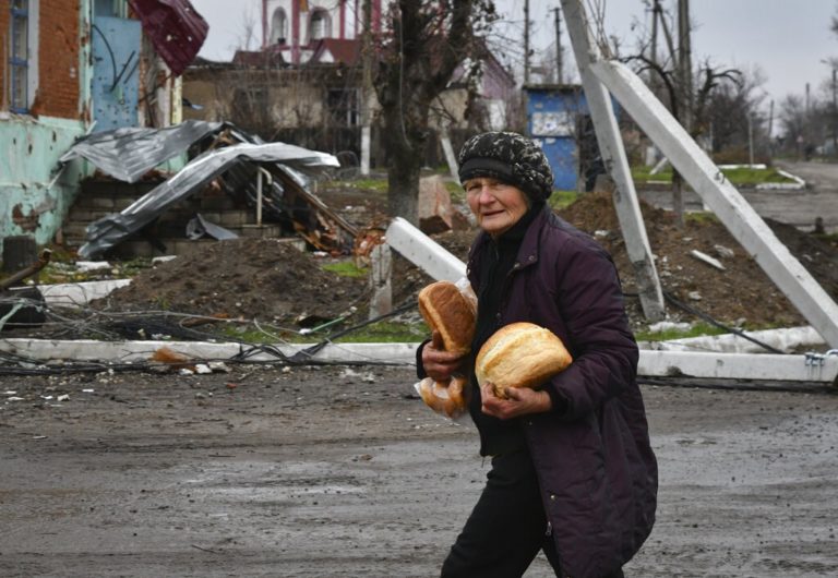 Ουκρανία: Ρωσικό χτύπημα σε αμάχους ενώ περίμεναν για ψωμί στη Χερσώνα – 5 τραυματίες