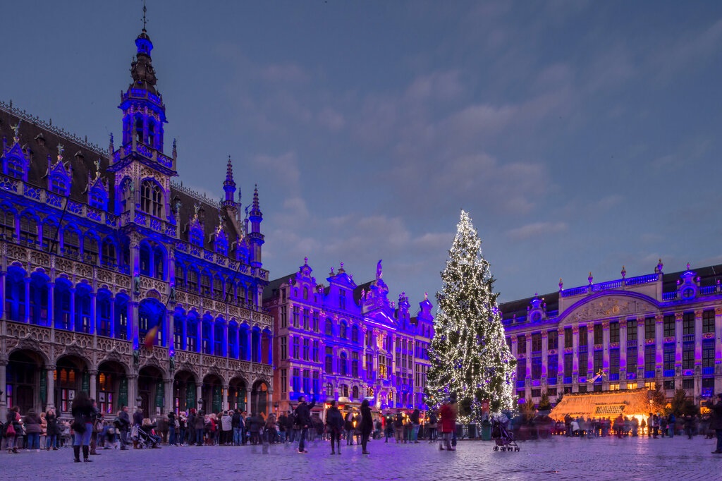Στην Grand-Place στις Βρυξέλλες το χριστουγεννιάτικο δέντρο – Θα φωταγωγηθεί με LED φωτάκια για εξοικονόμηση ενέργειας