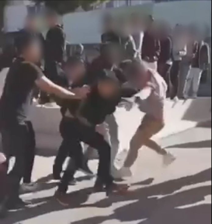 Άγριο ξύλο μεταξύ μαθητών στην αυλή σχολείου στο Ρέθυμνο – Τραυματίστηκε καθηγητής (βίντεο)