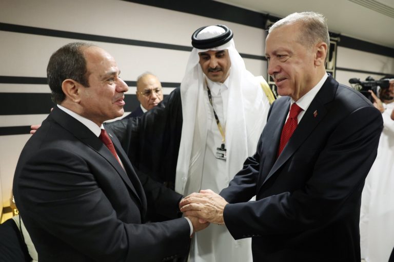 Πρώτη συνάντηση Ερντογάν με τον Σίσι της Αιγύπτου στη Ντόχα – Διαμεσολαβητής ο Εμίρης του Κατάρ