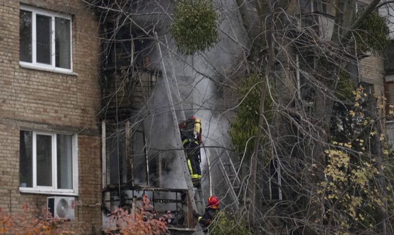 Ένας νεκρός και στο σκοτάδι το Κίεβο μετά το μπαράζ πυραυλικών επιθέσεων – Σε εξέλιξη η Σύνοδος G20