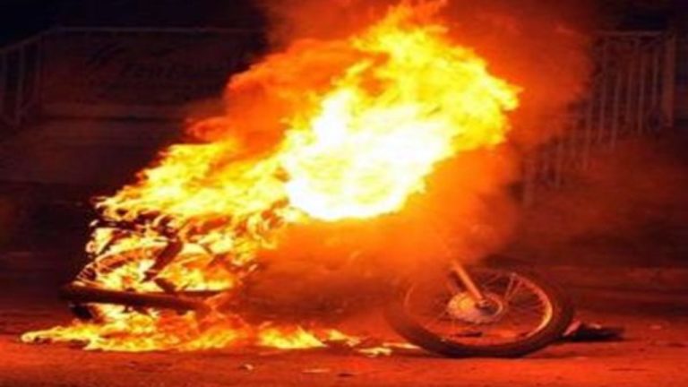 Λέσβος: Έκαψαν 13 ΙΧ εταιρίας ενοικίασης αυτοκινήτων