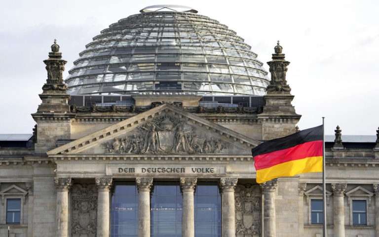 Παγιωμένη η αρνητική εικόνα της Γερμανίας στους Έλληνες – Δείγματα βελτίωσης με τον καγκελάριο Σολτς