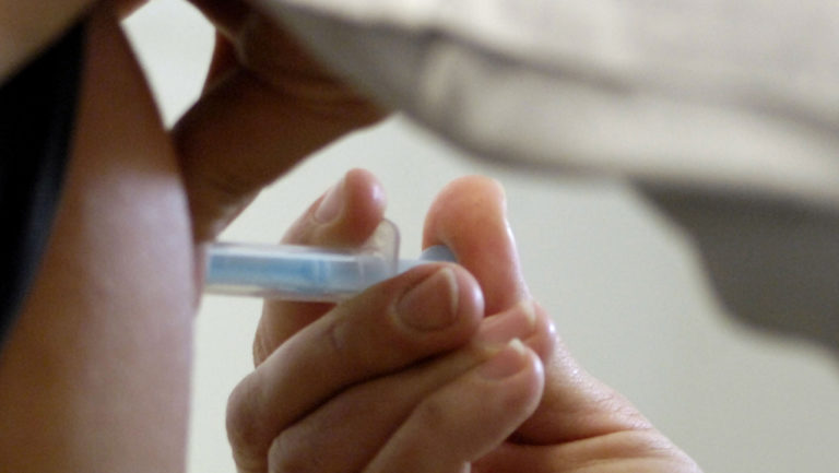 Χωρίς συνταγογράφηση προσεχώς το αντιγριπικό εμβόλιο – Από πότε θα ισχύσει η αλλαγή