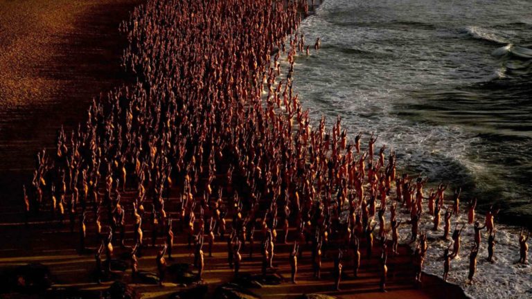 Ο Αμερικανός φωτογράφος σε παραλία της Αυστραλίας φωτογράφησε 2500 γυμνά άτομα