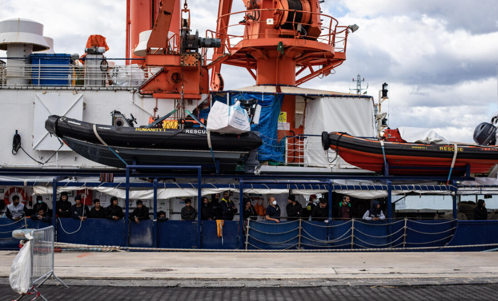 Ιταλία: Αρνούνται να φάνε πάνω από 250 μετανάστες που είναι εγκλωβισμένοι σε πλοία στην Κατάνη