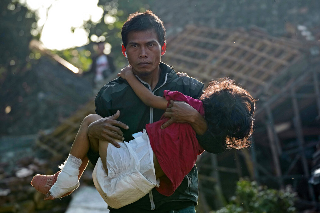 Σεισμός στην Ινδονησία: Στους 310 οι νεκροί – 24 άνθρωποι συνεχίζουν να αγνοούνται