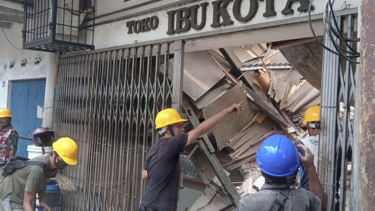 Ινδονησία: Τουλάχιστον 56 οι νεκροί από το σεισμό στη Δυτική Ιάβα