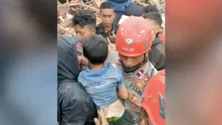 Ινδονησία: Αγοράκι 6 ετών βρέθηκε ζωντανό στα συντρίμμια 2 ημέρες μετά τον σεισμό