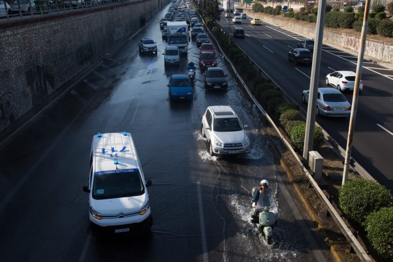 Αποκαθίσταται σταδιακά η κυκλοφορία στον Κηφισό – Σταμάτησε η ροή νερού από σπασμένο αγωγό