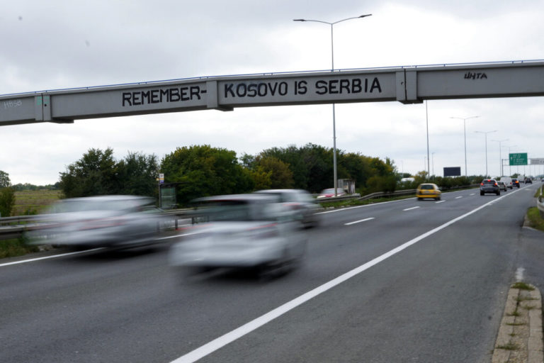Ένταση λόγω των πινακίδων κυκλοφορίας στο Κόσοβο – Με αποχώρηση απειλούν οι Σέρβοι πολιτικοί