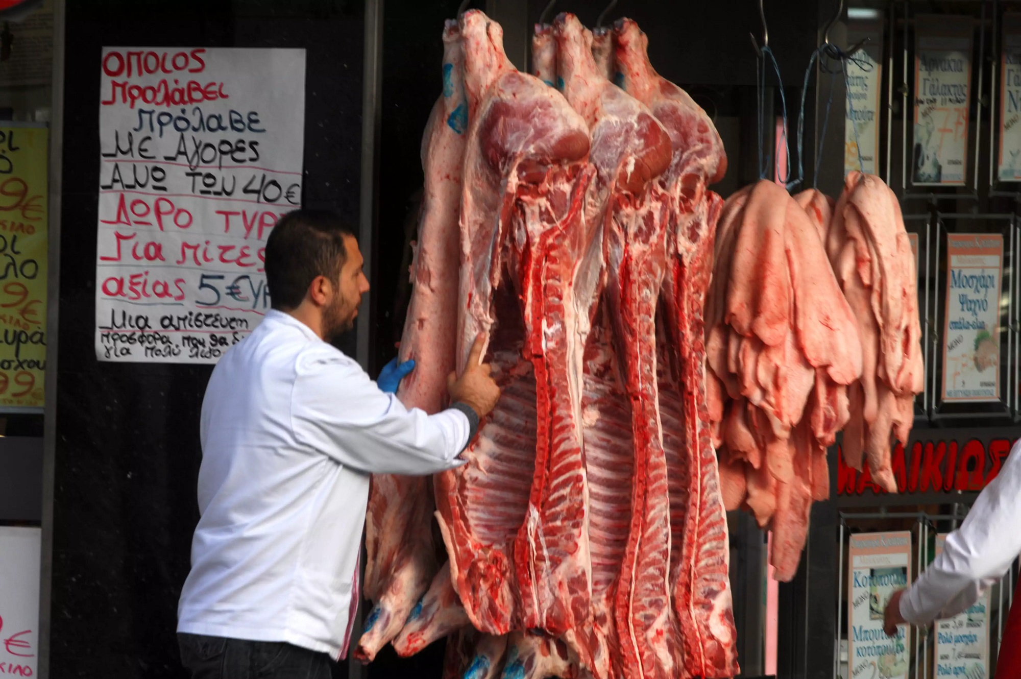 Τι ζητάνε και γιατί αντιδρούν οι κρεοπώλες στο «καλάθι του νοικοκυριού» (video)