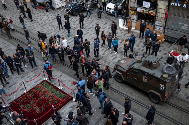 Ένθετο Κόσμος: Έξι νεκροί και δεκάδες τραυματίες στην Κωνσταντινούπολη