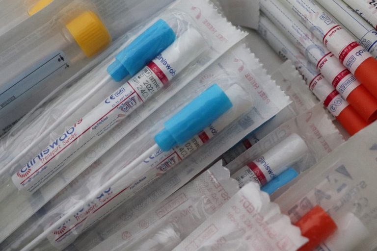 Βρετανοί επιστήμονες θεράπευσαν ασθενή που νοσούσε με COVID-19 επί 411 ημέρες