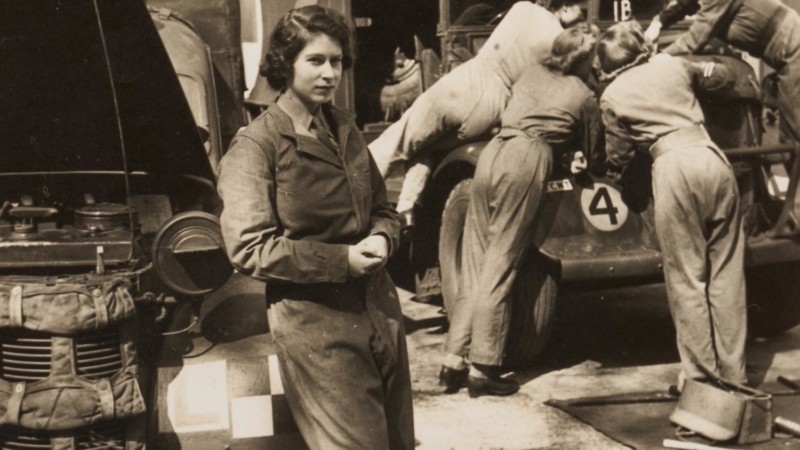 Σπάνιες φωτογραφίες της Βασίλισσας Ελισάβετ ως μηχανικού κατά τη διάρκεια του Β’ Παγκοσμίου Πολέμου