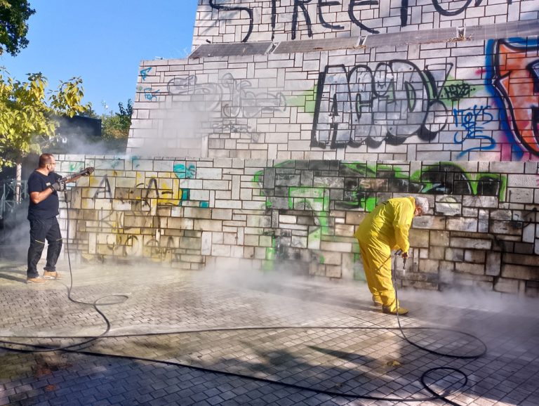 Επίδειξη του…εξολοθρευτή των γκράφιτι στην Λάρισα