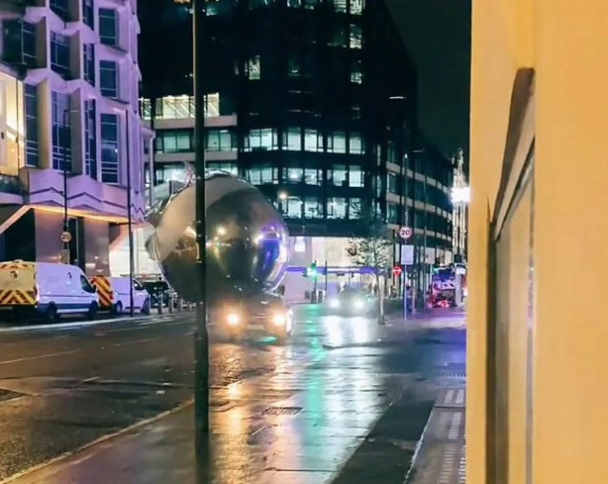 Βίντεο – Telegraph: Γιγάντιες χριστουγεννιάτικες μπάλες κατρακυλούν στους δρόμους του κεντρικού Λονδίνου