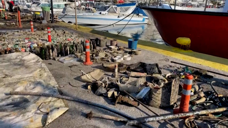 «Πνοή» από τα απορρίμματα στο λιμάνι της Νάξου από εθελοντές – Εντυπωσιακά πλάνα από τον υποβρύχιο καθαρισμό