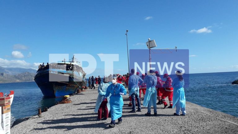 Ρυμουλκήθηκε στο λιμάνι της Παλαιόχωρας το πλοίο με τους μετανάστες