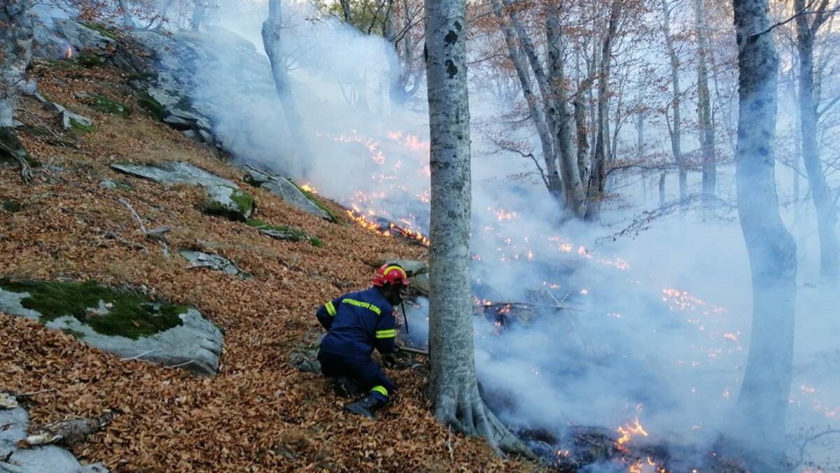 Ροδόπη: Βελτιωμένη η εικόνα της φωτιά στο Παπίκιο όρος – Καίει 15 ημέρες