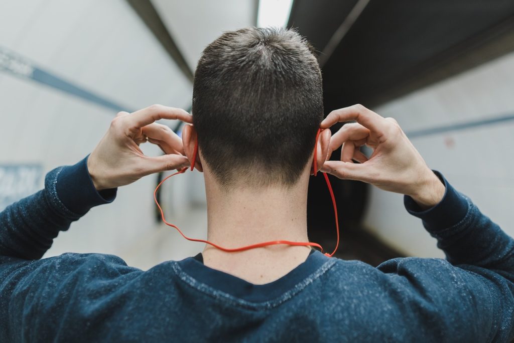 Έρευνα: Ένα δισεκατομμύριο νέοι κινδυνεύουν με απώλεια ακοής λόγω των ακουστικών και της δυνατής μουσικής