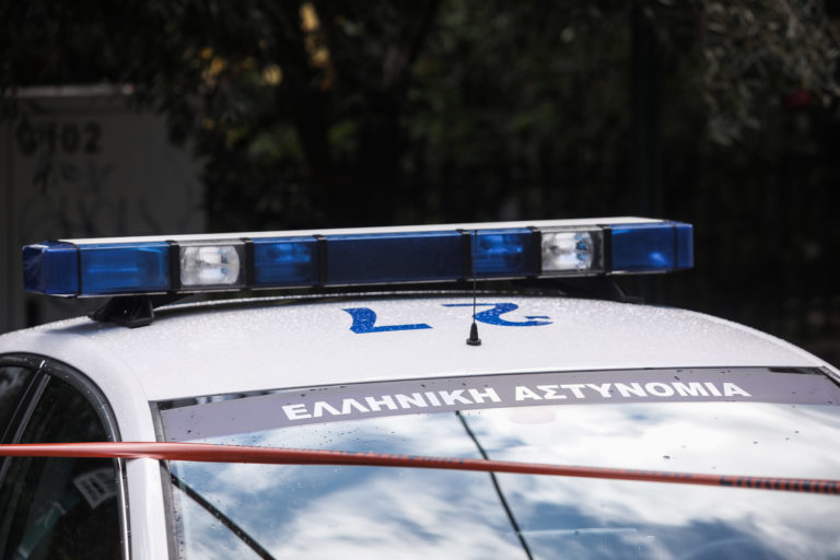 Συνελήφθη τράπερ στον Άγιο Παντελεήμονα – Βρέθηκε όπλο και μαχαίρια στο αυτοκίνητό του