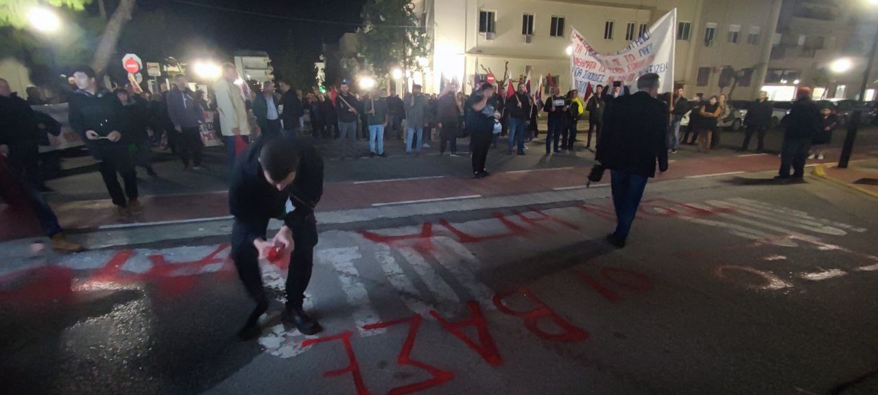 Βόλος: “Έξω οι βάσεις των ΗΠΑ” έγραψαν με κόκκινη μπογιά έξω από το Στρατόπεδο Γεωργούλα