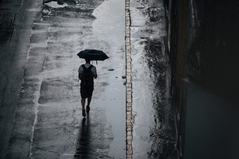 Ο καιρός με τον Π. Γιαννόπουλο: Βροχές στα δυτικά και το ανατολικό Αιγαίο – Σταδιακή βελτίωση