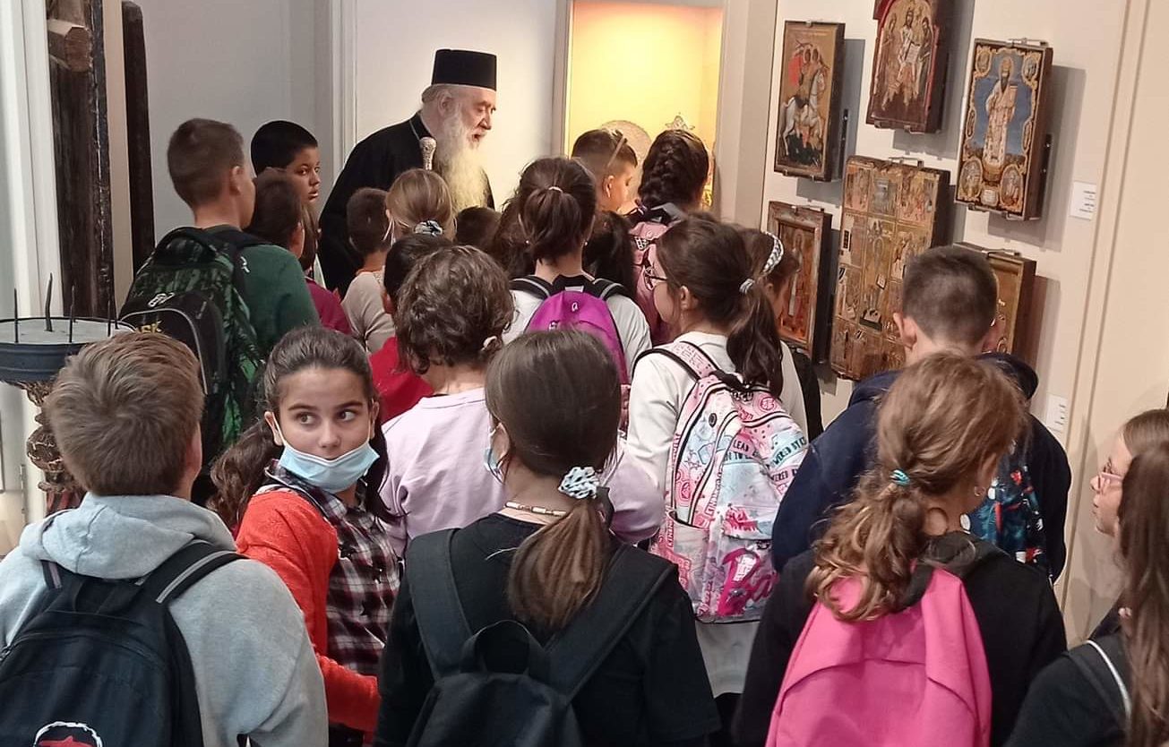 Ο Μητροπολίτης Σάμου υποδέχτηκε τους μαθητές στο μουσείο της μητρόπολης