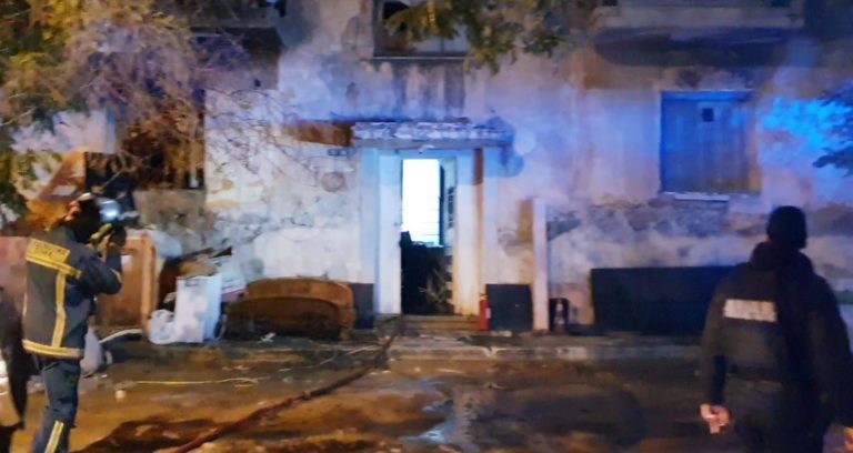 Βίντεο ΕΡΤ: Πυρκαγιά σε σπίτι στα Προσφυγικά της λεωφόρου Αλεξάνδρας – Νεκρός ανασύρθηκε 55χρονος