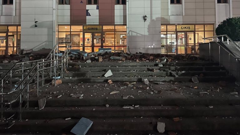 Τουρκία: Δεκάδες τραυματίες και ζημιές από τον ισχυρό σεισμό – Κλειστά τα σχολεία της Ντούτζε