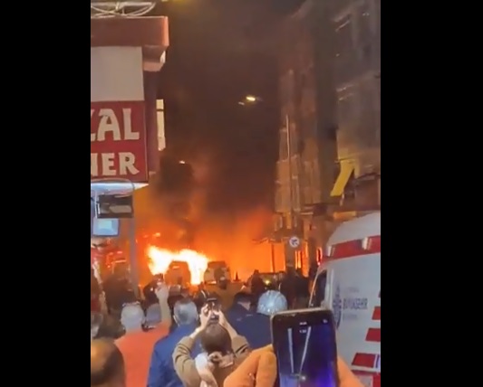 Νέες εκρήξεις στην Κωνσταντινούπολη: Στις φλόγες αυτοκίνητα (video)