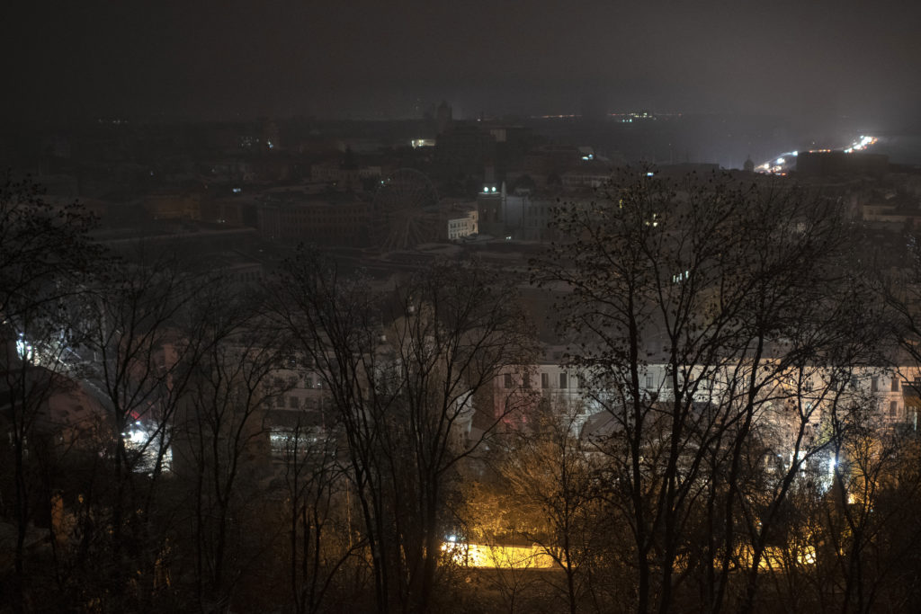 Ουκρανία: Επανασυνδέθηκαν με το ηλεκτρικό δίκτυο οι τρεις πυρηνικοί σταθμοί μετά την χθεσινή διακοπή – Στο σκοτάδι παραμένει το Κίεβο
