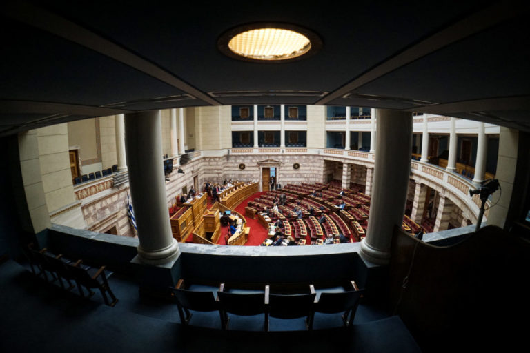 Βουλή: Εγκρίθηκε επί της αρχής το νομοσχέδιο για τον Τύπο – Οι θέσεις των φορέων