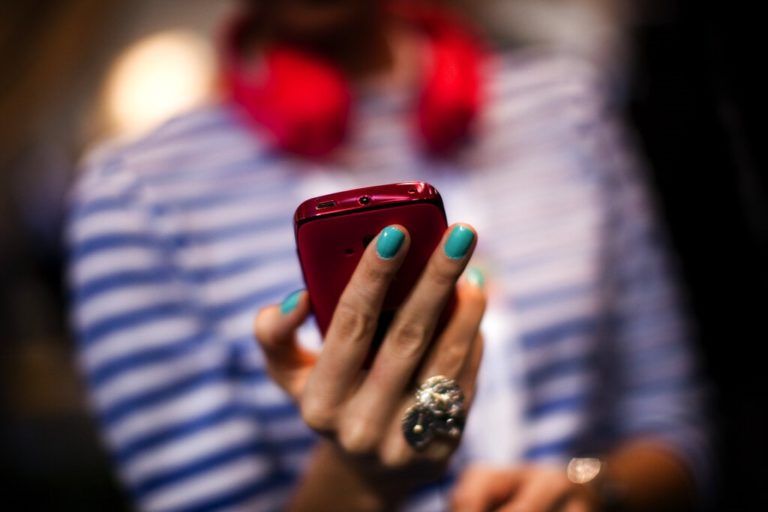 Panic button: «Κουμπί» στο κινητό μπορεί να σώσει τη ζωή μιας γυναίκας – Πώς θα λειτουργεί και πώς χορηγείται