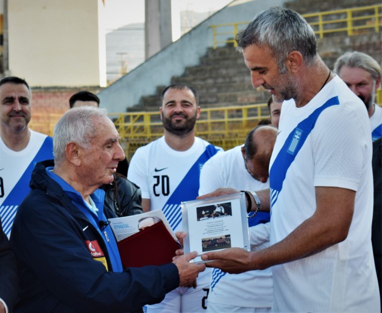 Τιμήθηκε στην Κόρινθο ο προπονητής ποδοσφαίρου Γιάννης Κόλλιας