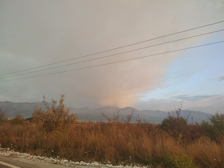 Για 13η ημέρα μαίνεται η πυρκαγιά στο Παπίκιο όρος
