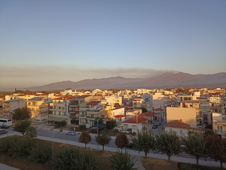 Για 21η ημέρα καίει η φωτιά σε περιοχές της οροσειράς της Ροδόπης στα σύνορα με την Βουλγαρία