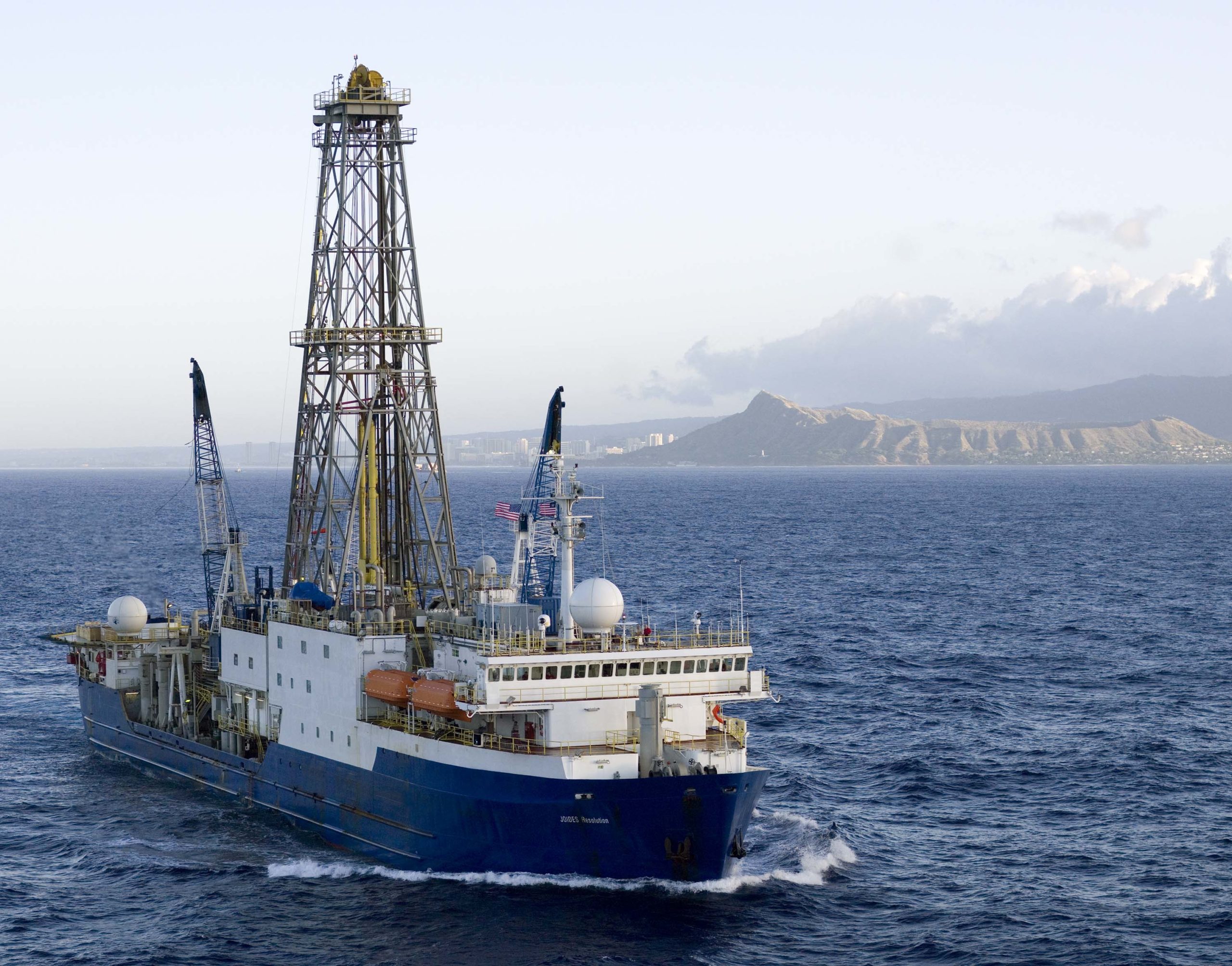Αμερικανικό ερευνητικό πλοίο ξεκινά τις θαλάσσιες γεωτρήσεις γύρω από τα ηφαίστεια της Σαντορίνης