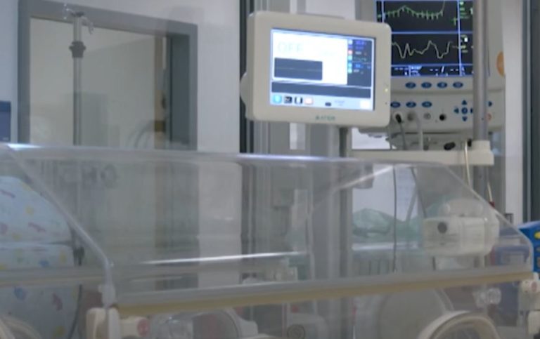 Ένα βρέφος και ένα 10χρονο κοριτσάκι νοσηλεύονται σε μονάδα Covid του νοσοκομείου Χανίων