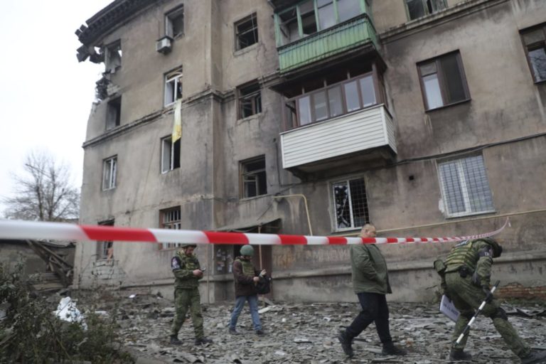 Πόλεμος στην Ουκρανία: Άμαχοι πολίτες απομακρύνονται από τη Χερσώνα
