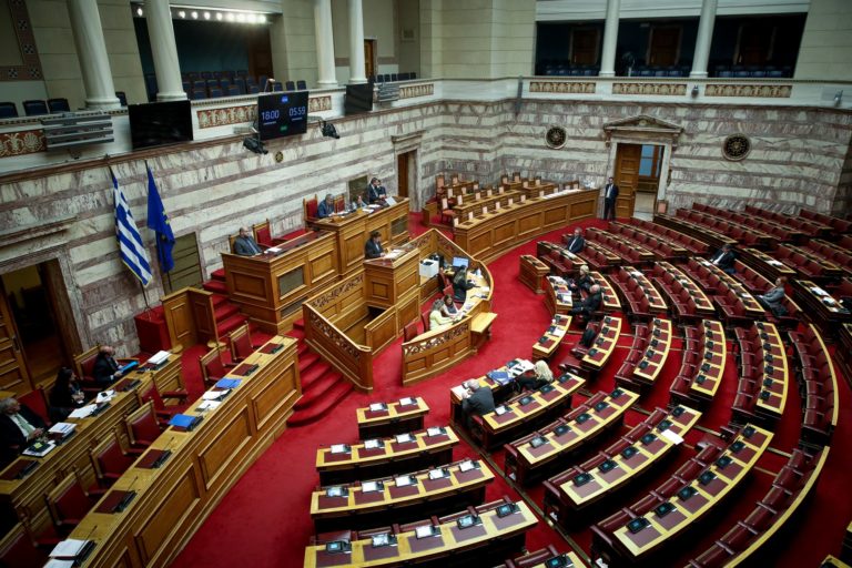 Βουλή: Κατατέθηκε το νομοσχέδιο του υπ. Εσωτερικών για τη δημοτική αστυνομία και την εκλογική διαδικασία κατοίκων εξωτερικού