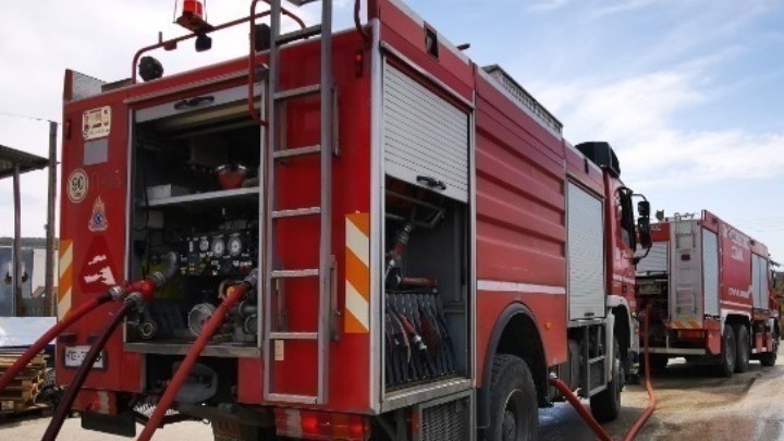 Θεσσαλονίκη: Συνεχίζεται η κατάσβεση της φωτιάς σε αποθήκη μεταφορικής εταιρείας στο Καλοχώρι