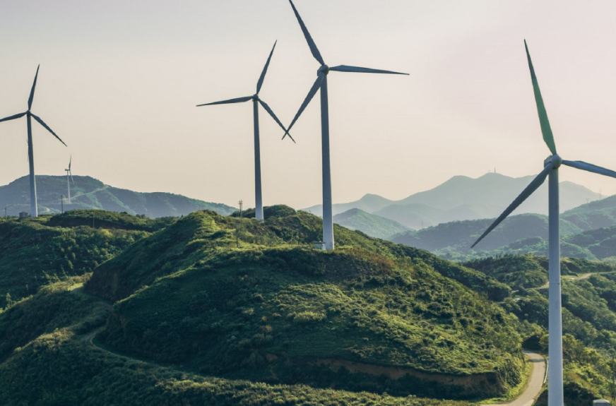 Εννέα ρεκόρ έσπασε η ενεργειακή αγορά το 2022 – Στροφή σε πράσινη ενέργεια και στην αυτοπαραγωγή από ανανεώσιμες πηγές
