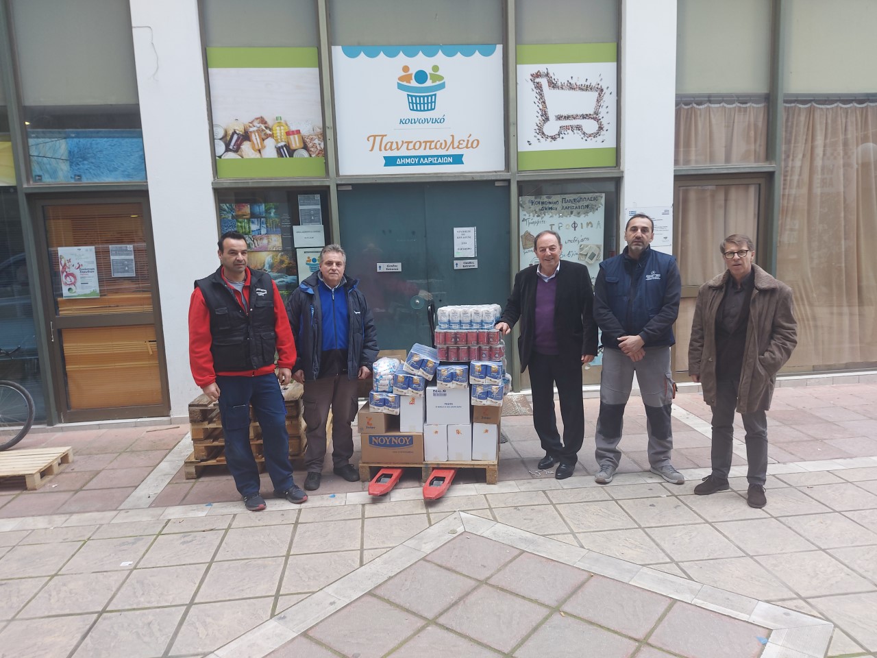 Ηλεκτρολόγοι πρόσφεραν τρόφιμα στο Κοινωνικό Παντοπωλείο Λάρισας