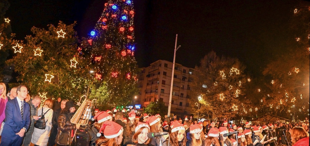 Σέρρες: Φωταγωγήθηκε το Χριστουγεννιάτικο δένδρο στην πλατεία Ελευθερίας